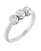 Anel Três Pedras com Cravação Bezel em Ouro 14k com Diamantes Naturais
