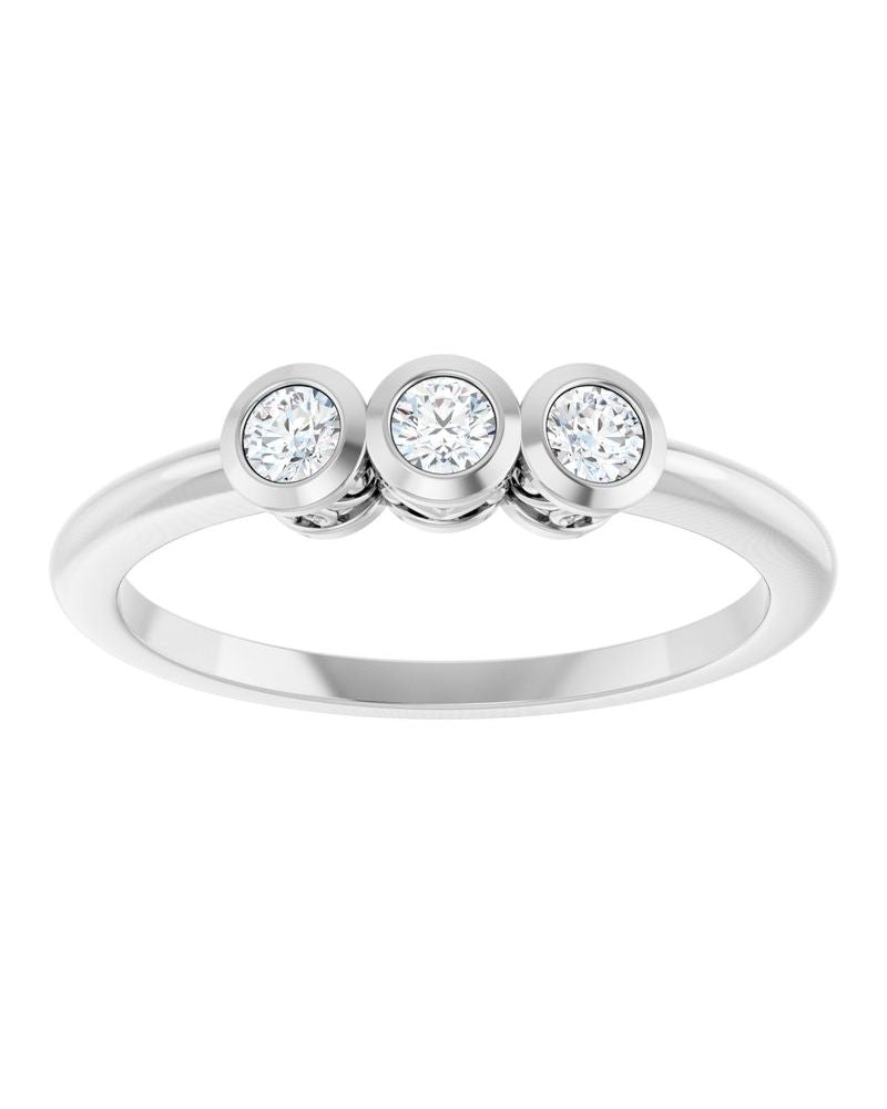 Anel Três Pedras com Cravação Bezel em Ouro 14k com Diamantes Naturais