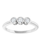 Anel Três Pedras com Cravação Bezel em Ouro 14k com Diamantes Naturais