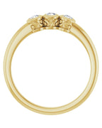 Anel Três Pedras com Cravação Bezel em Ouro 14k com Diamantes Naturais