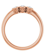 Anel Três Pedras com Cravação Bezel em Ouro 14k com Diamantes Naturais