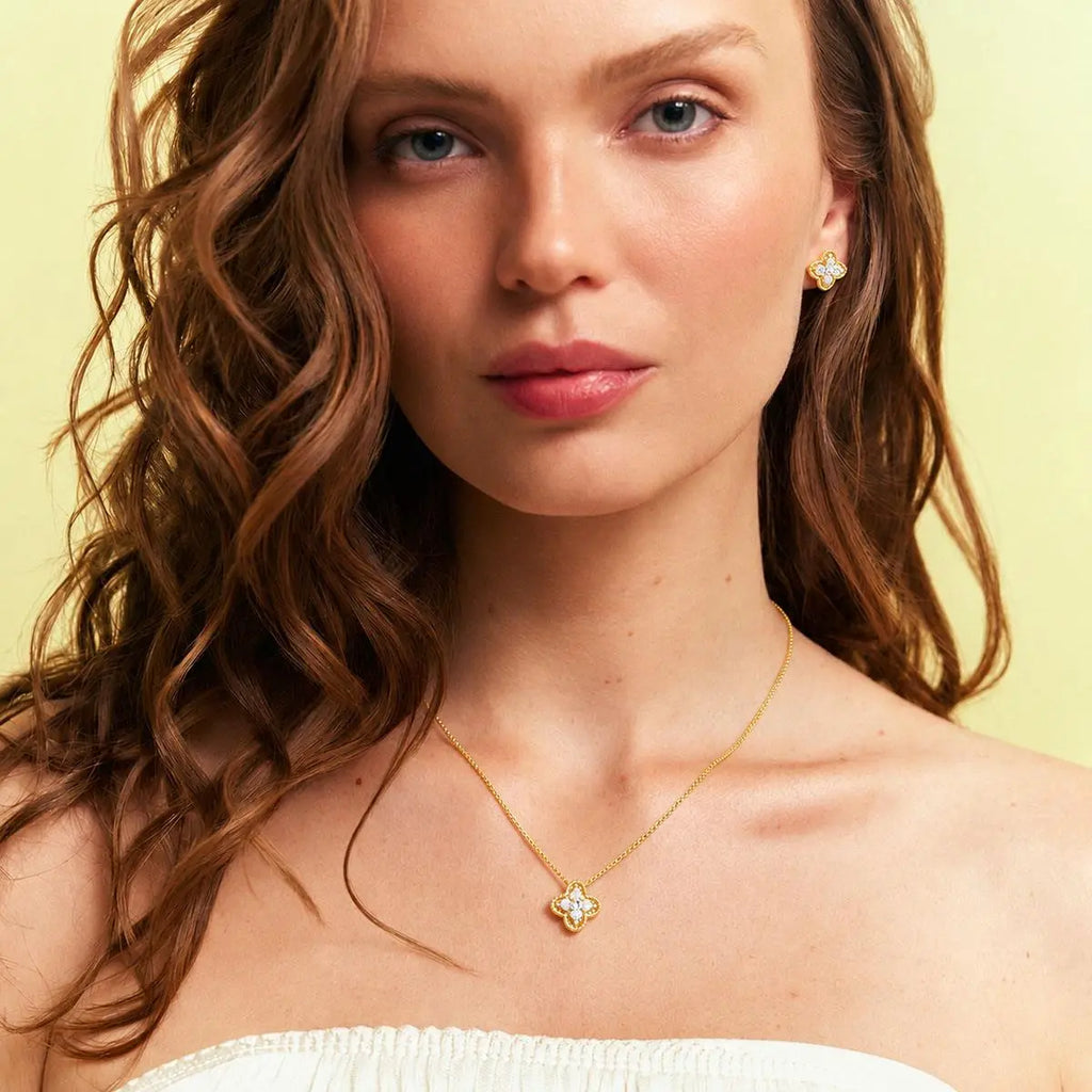 Conjunto Folheado a Ouro Brinco e Colar de Flor em Zircônias