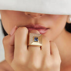 Anel Folheado a Ouro Quadrado com Cristal e Zircônias