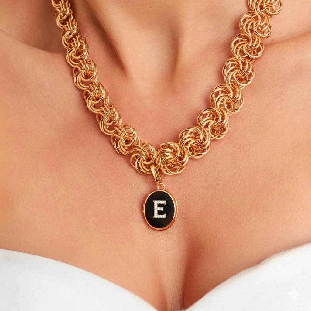 Pingente Folheado a Ouro Oval Relicário Letra "E" com Zircônias e Fecho