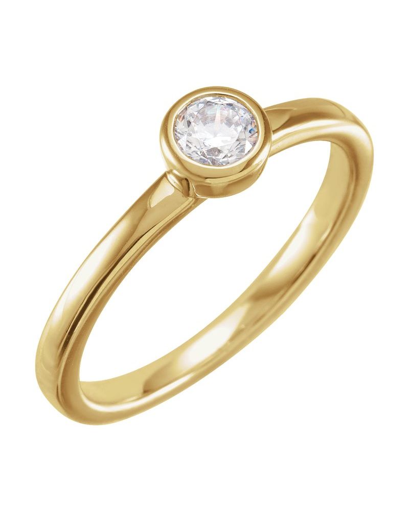Anel com Cravação Bezel em Ouro 14k com Diamantes de Laboratório