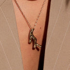 Colar Folheado a Ouro com Pingente Curvo Liso
