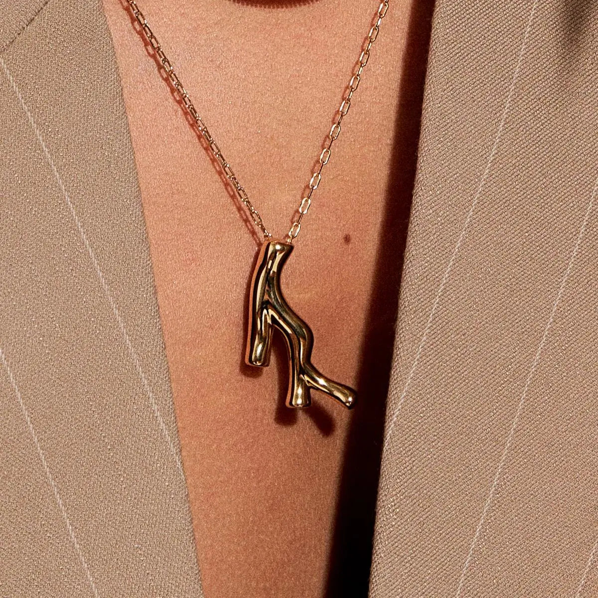 Colar Folheado a Ouro com Pingente Curvo Liso