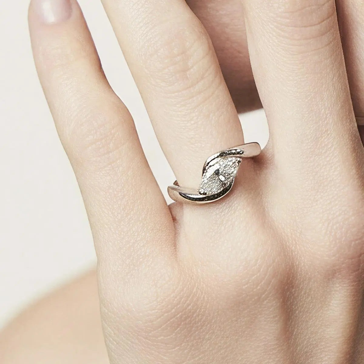 Anel de Prata 925 com Pedra Moissanite 1cmx5mm