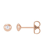 Brinco Ponto de Luz Redondo com Cravação Bezel em Ouro 14k com Diamantes Naturais