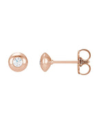 Brinco Ponto de Luz Redondo com Cravação Bezel em Ouro 14k com Diamantes Naturais