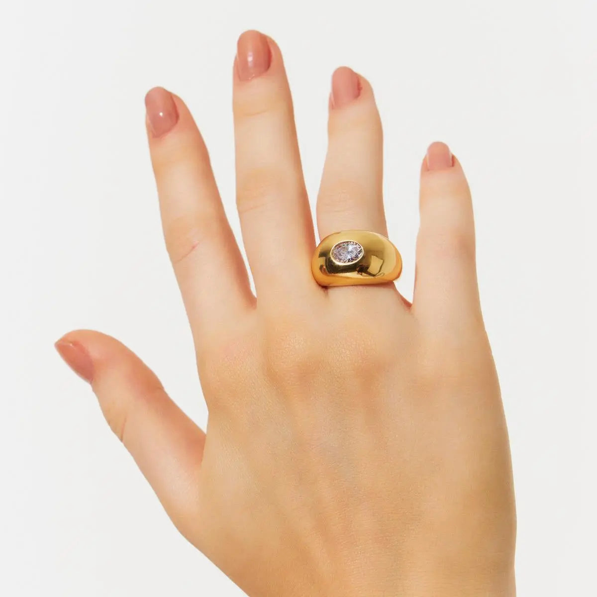 Anel Folheado a Ouro Abaulado com Cristal Oval