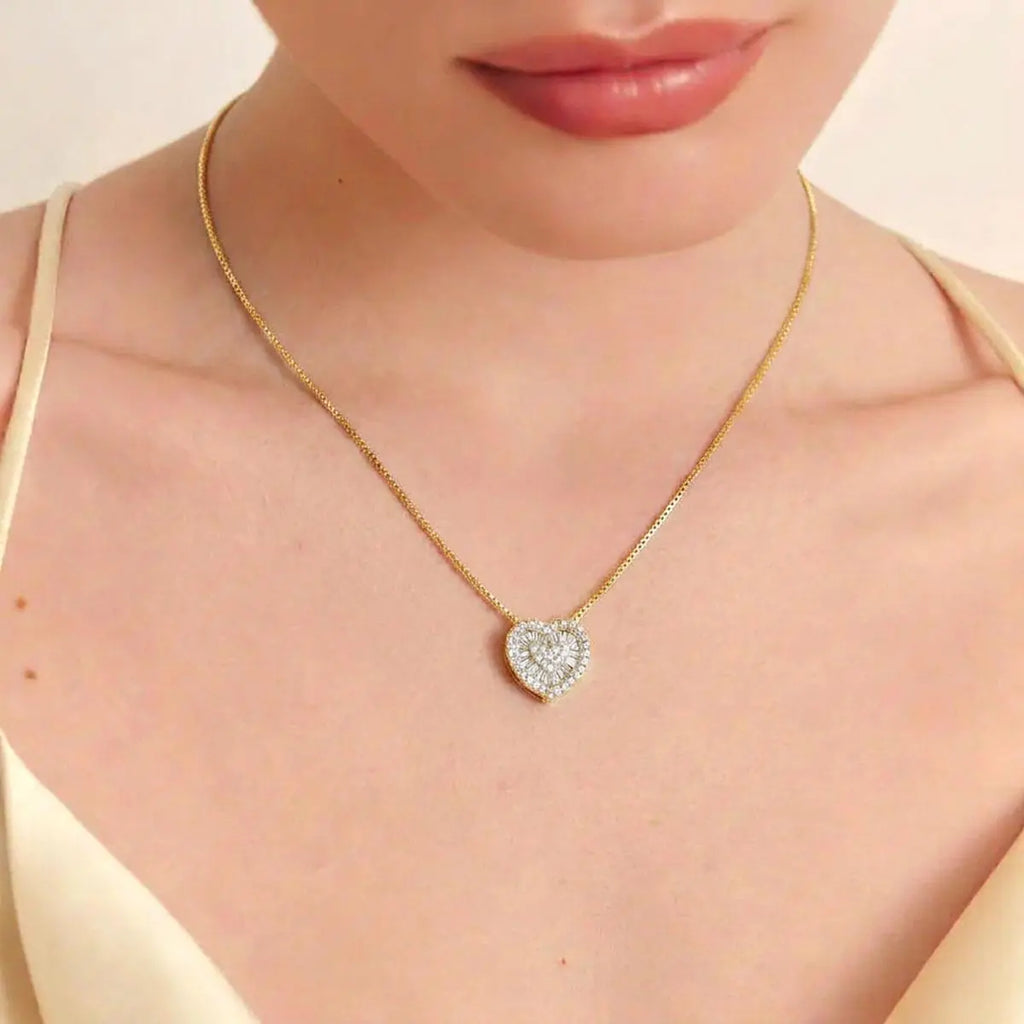 Colar Folheado a Ouro com Pingente de Coração em Zircônias