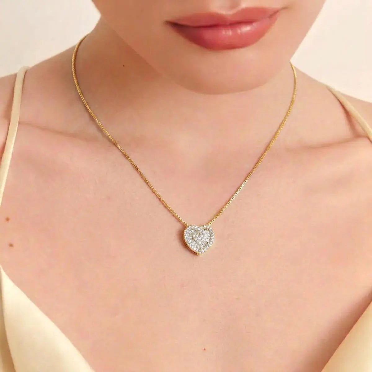 Colar Folheado a Ouro com Pingente de Coração em Zircônias