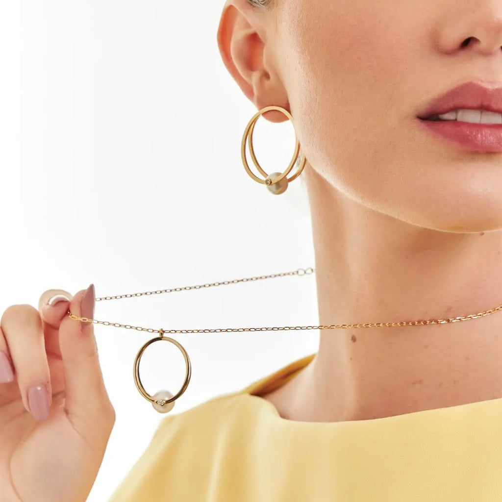 Colar Folheado a Ouro com Pingente Oval e Pérola Shell