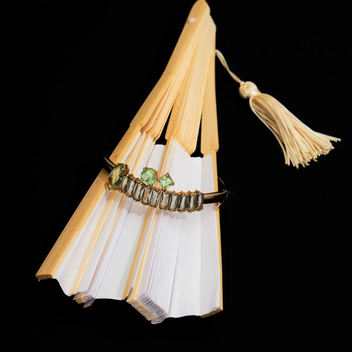 Bracelete Folheado a Ouro Curvo com Cristais Geométricos