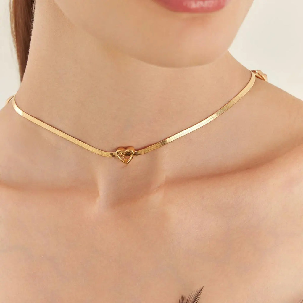Choker Folheada a Ouro com Pingente de Coração Vazado e Liso