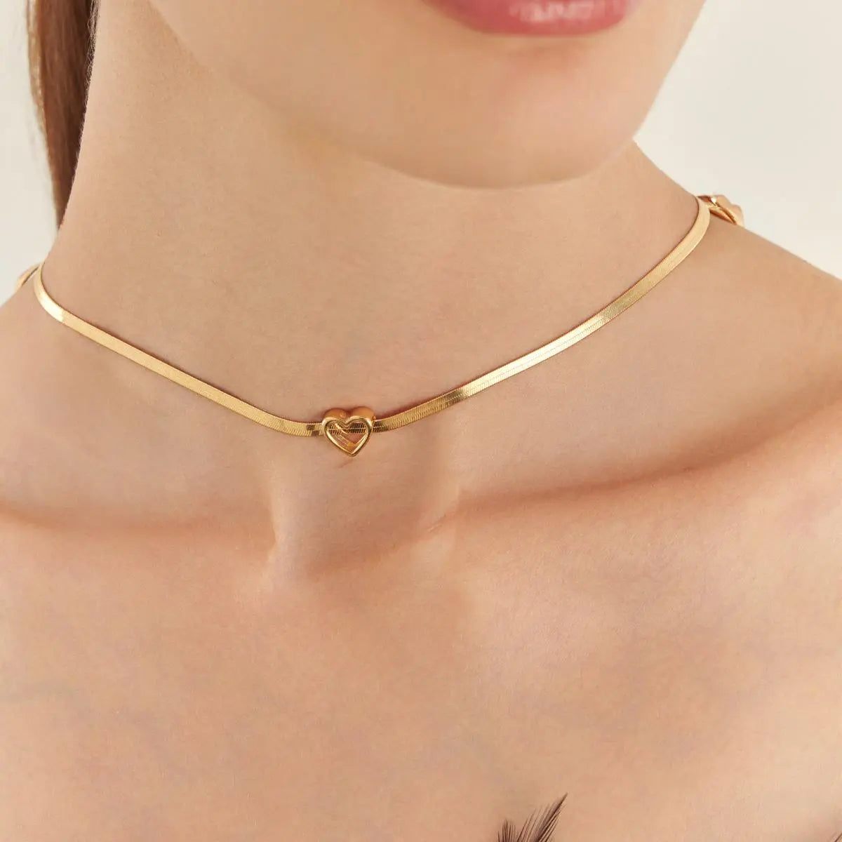 Choker Folheada a Ouro com Pingente de Coração Vazado e Liso