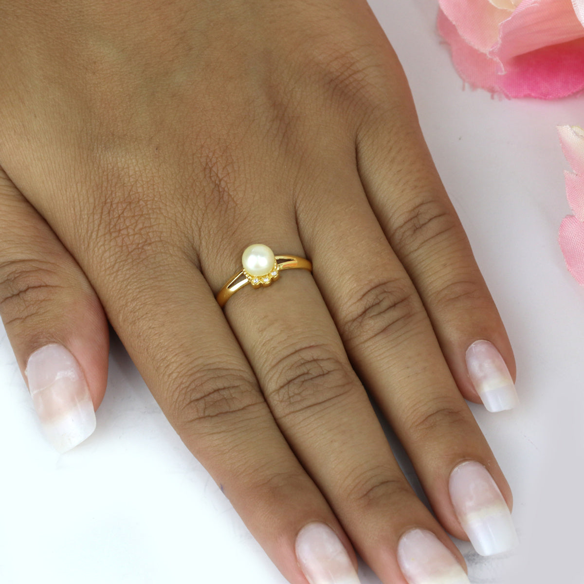 Anel Aro Abaulado e Vazado Pérola 6 mm Borda Cravejada Zircônias em Ouro 18K