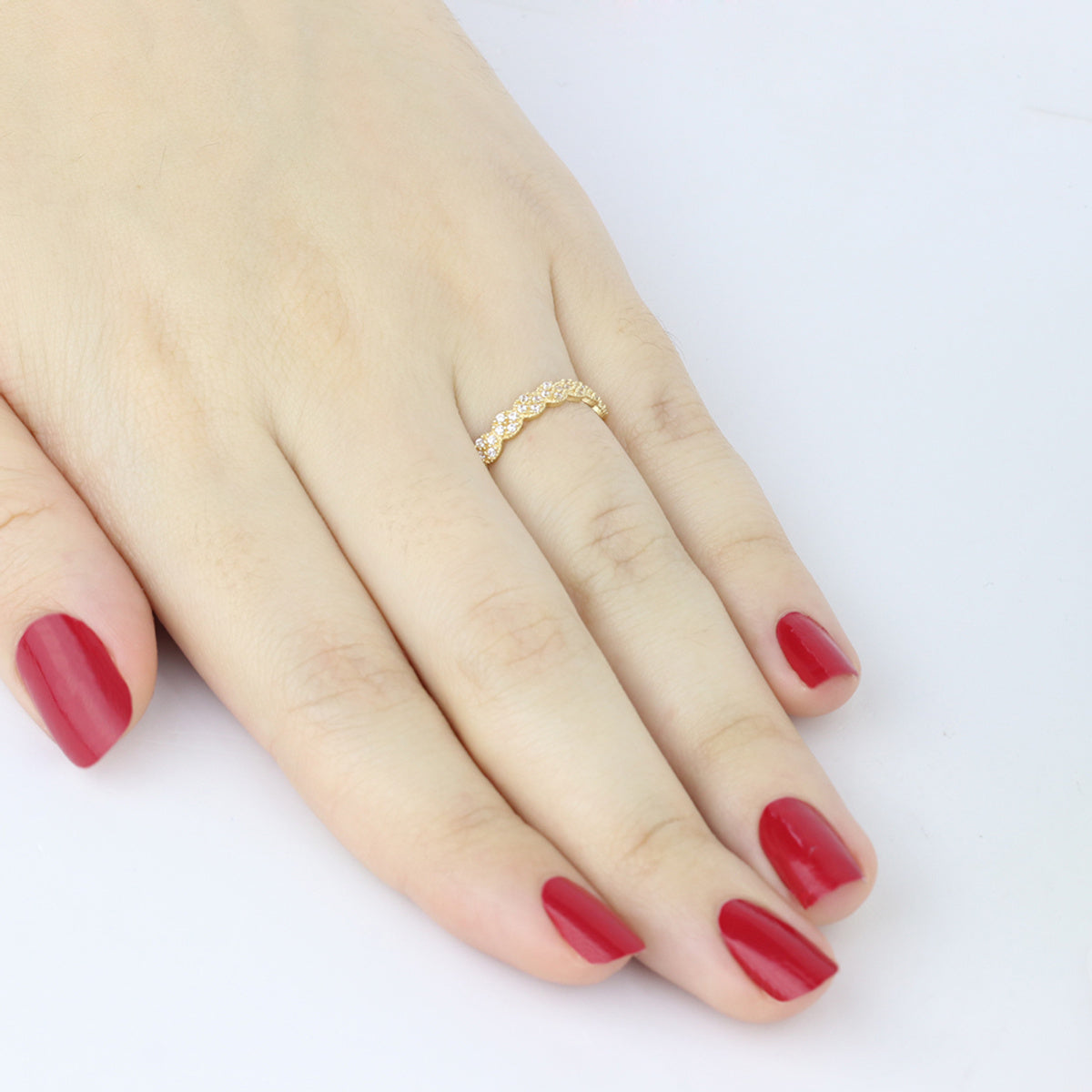Anel Aro Abaulado Flores Zircônias Brancas em Ouro 18K