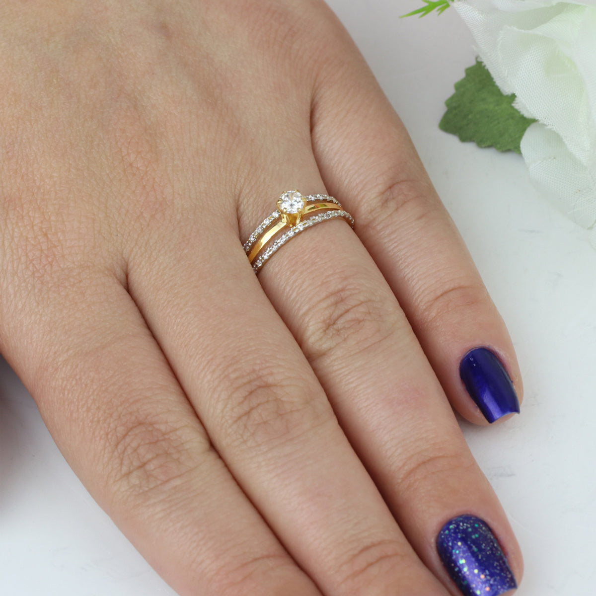 Anel Aro Chato Centro Fio Liso Solitário Zircônia 4 mm Laterais Cravejadas em Ouro 18K
