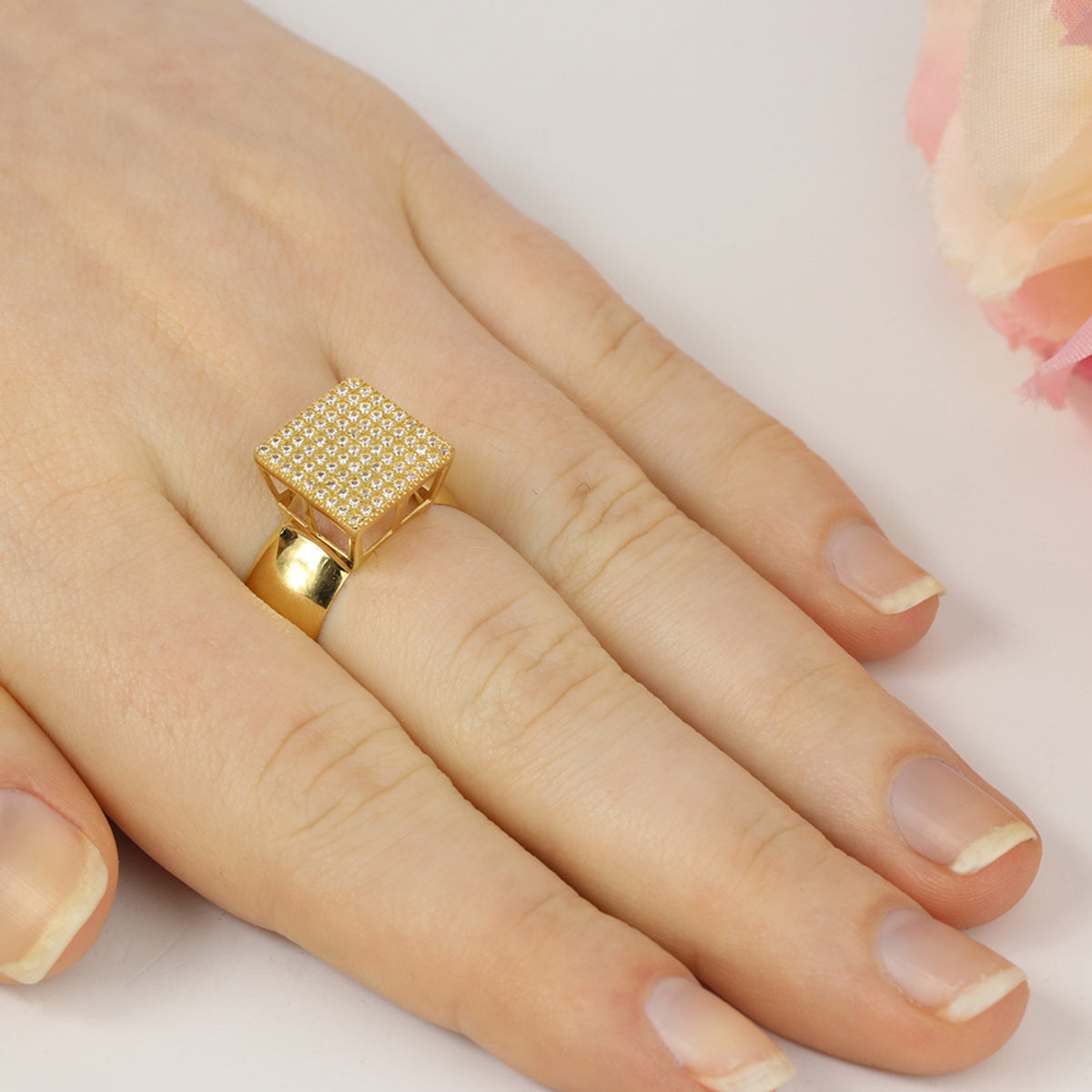 Anel Aro Largo Chuveiro Quadrado Zircônias Brancas em Ouro 18K