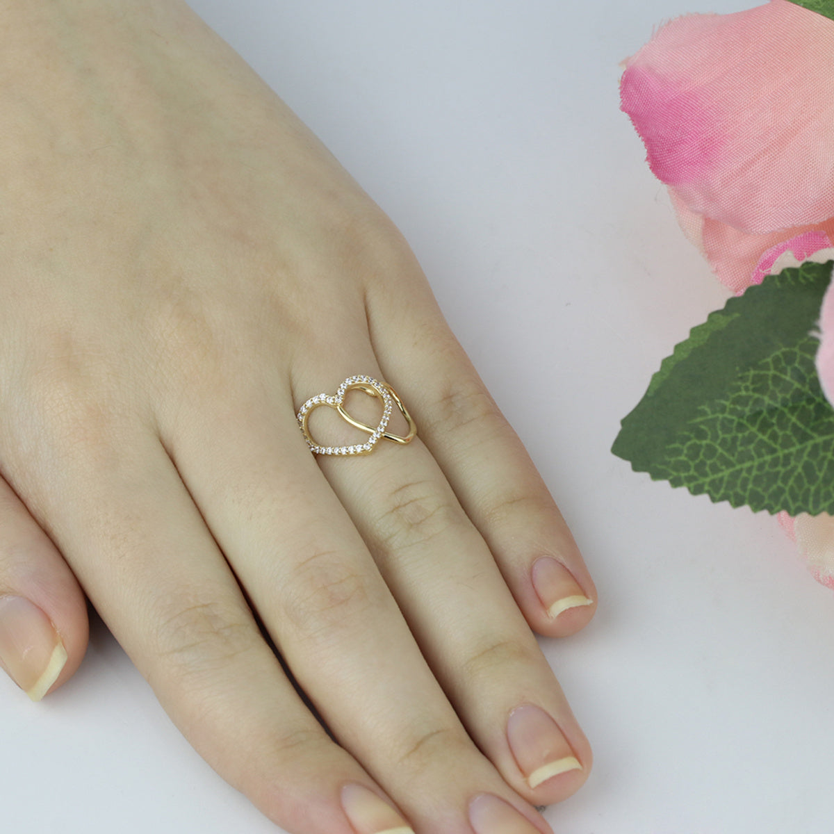 Anel Aro Simples Corações Zircônias Brancas em Ouro 18K