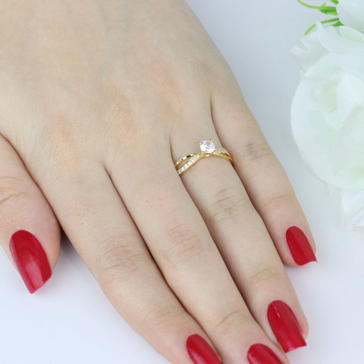 Anel Aro Transpassado Solitário Zircônia 4 mm Laterais Cravejadas em Ouro 18K