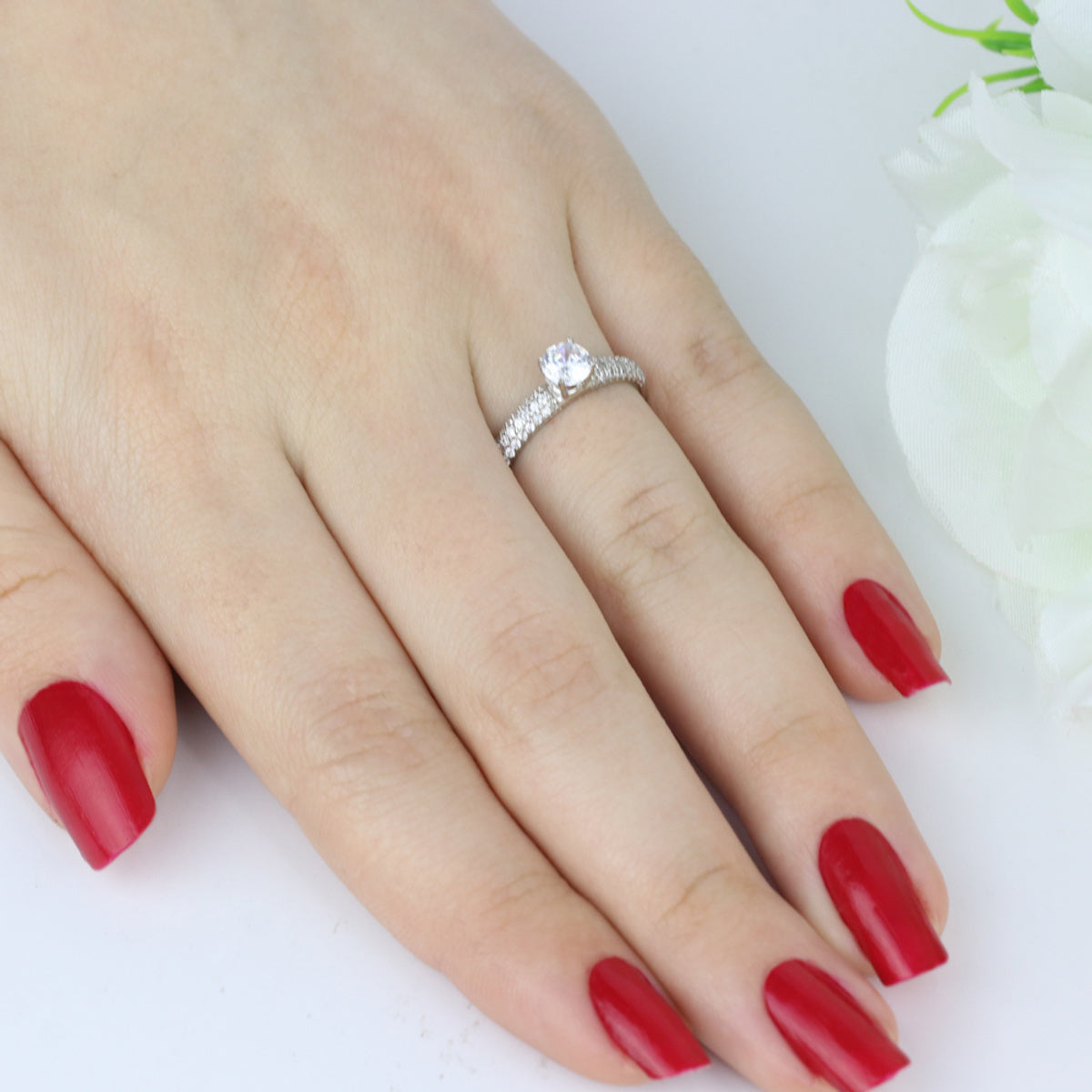 Anel Aro Abaulado Solitário Zircônia Redonda 5 mm Laterais Cravejadas em Ouro Branco 18K