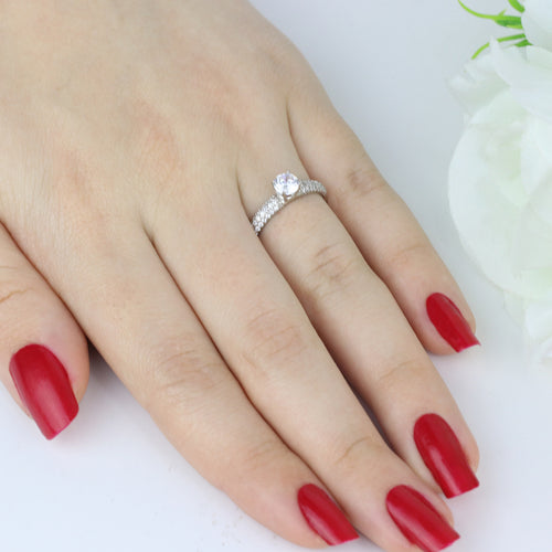 Anel Aro Abaulado Solitário Zircônia Redonda 5 mm Laterais Cravejadas em Ouro Branco 18K