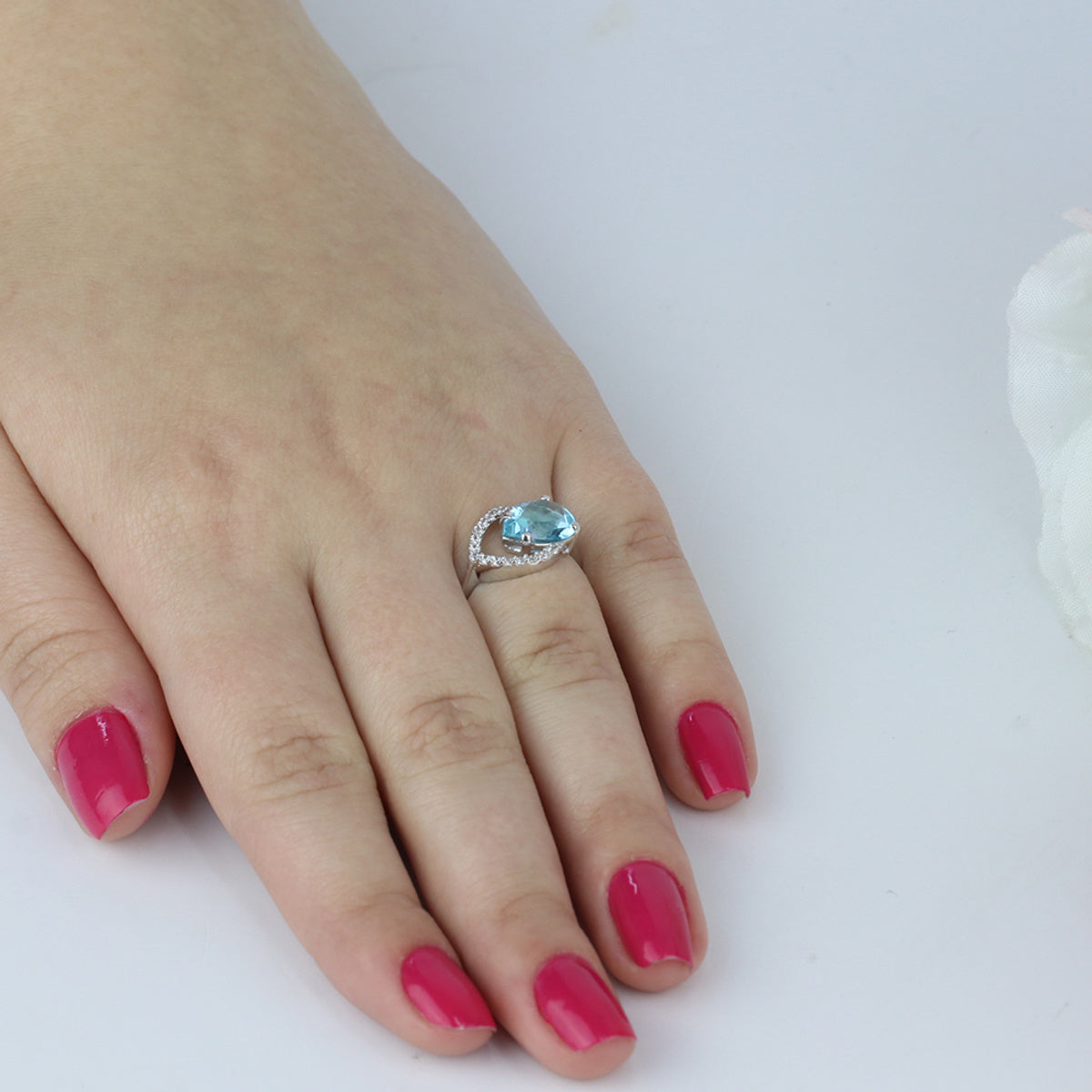 Anel Aro Fino Gotas Cristal Azul em Ouro Branco 18K