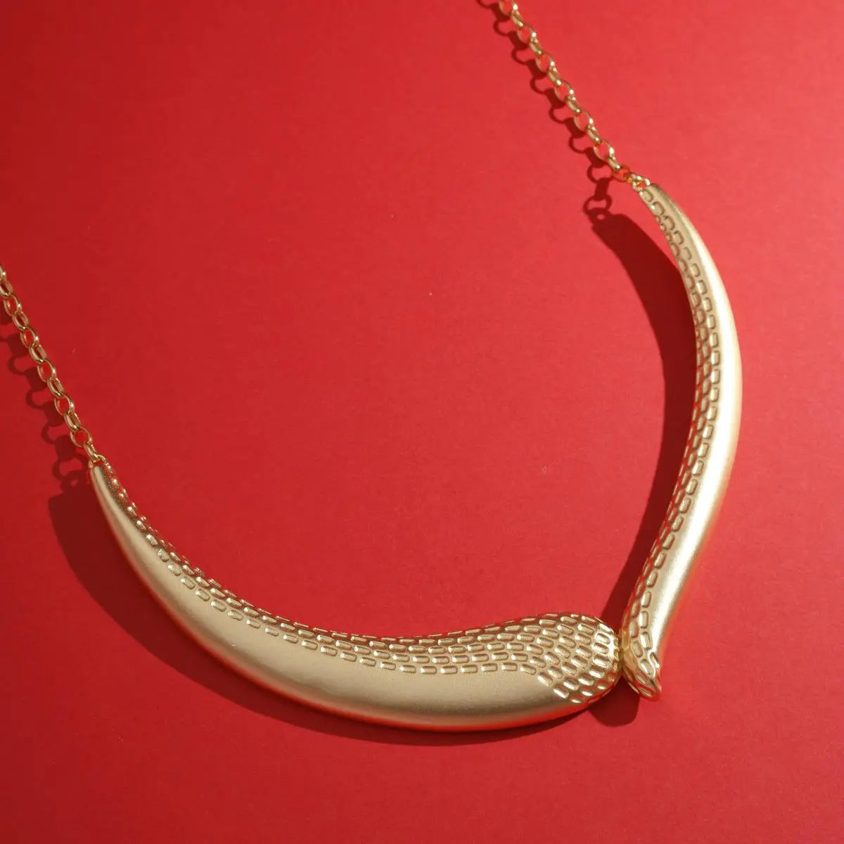 Gargantilha Folheada a Ouro Acetinado Curva Texturizada Lisa Acetinada
