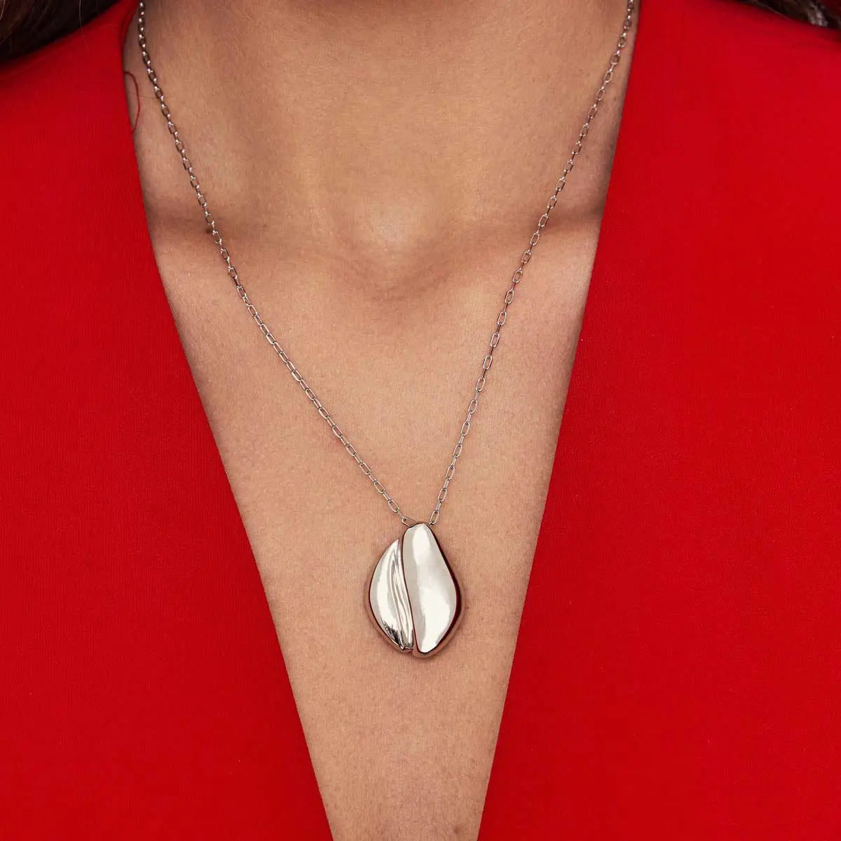 Colar Folheado a Ródio com Pingente Curvo Abaulado e Liso