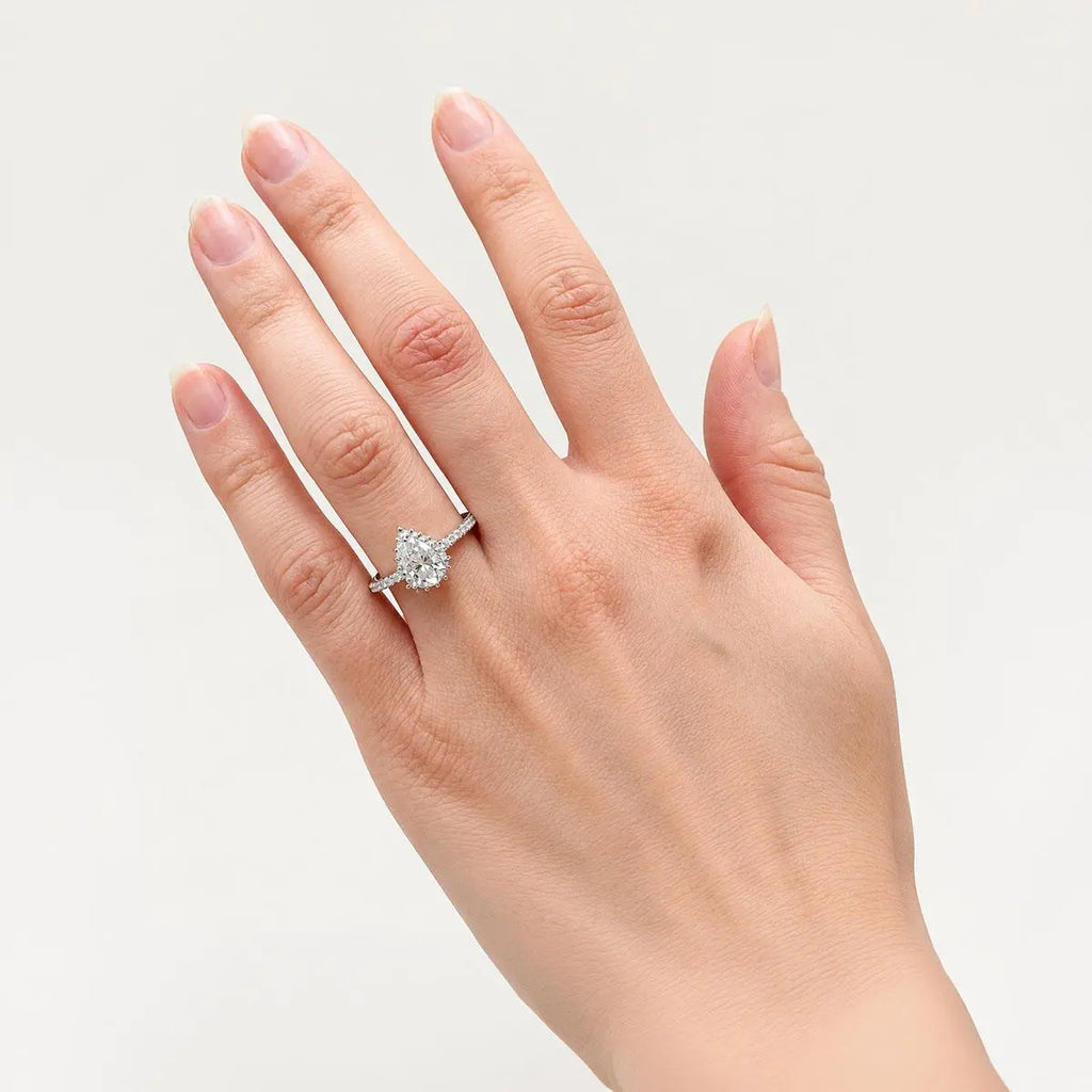 Anel de Prata 925 de Gota em Pedras Moissanites