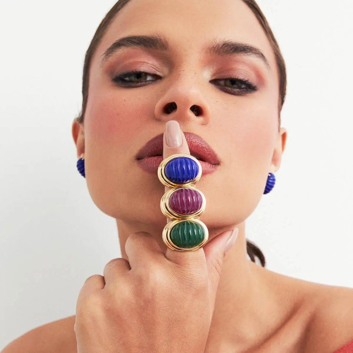 Anel Folheado a Ouro com Cristal Oval Texturizado