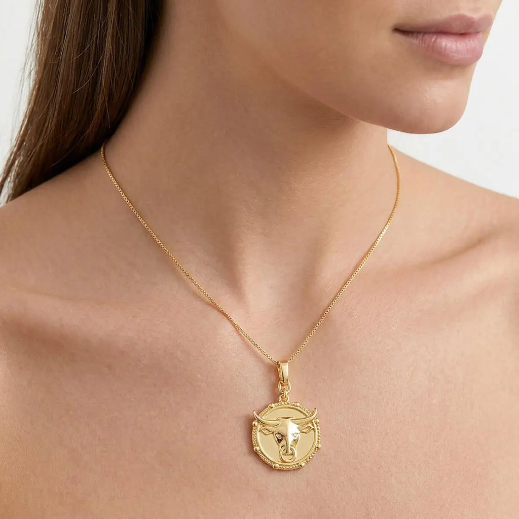 Pingente Folheado a Ouro Redondo Signo Touro Curvo Texturizado e Liso