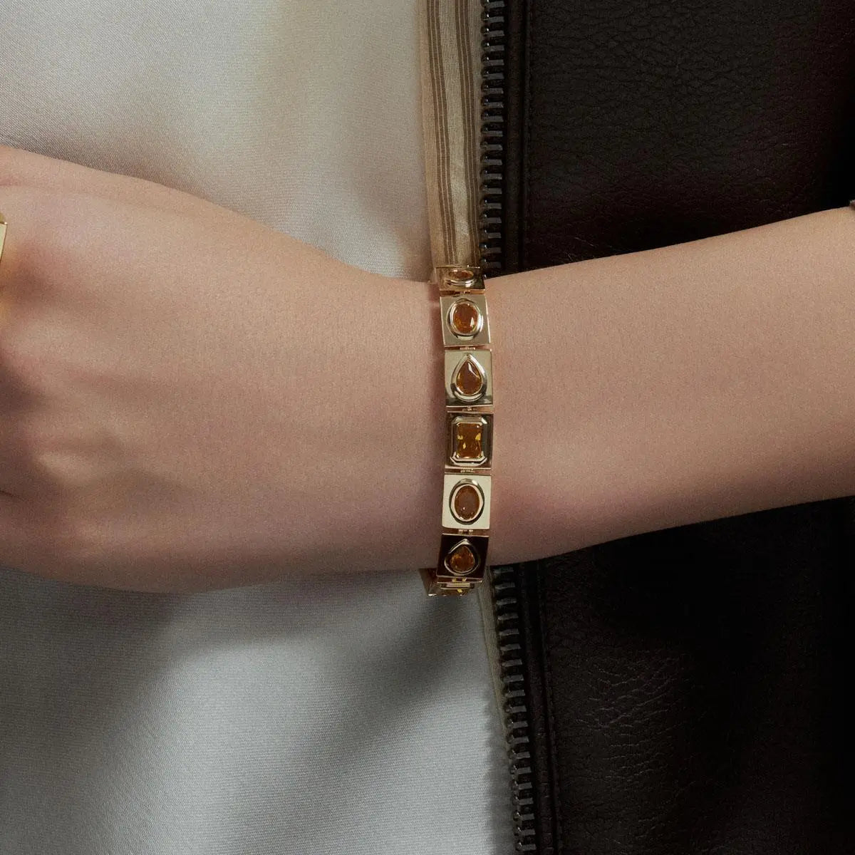 Pulseira Folheada a Ouro com Cristais Intercalados e Fecho Boia