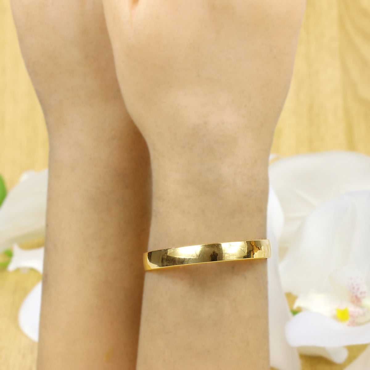 Bracelete Oval Fio Anatômico Bitola 8,00 mm Diâmetro 50x60 mm em Ouro 18K