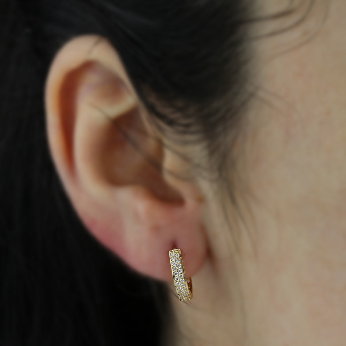Brinco Argola 2 Carreiros Cravejados Zircônias Bordas Diamantadas Diâmetro 1,40 cm em Ouro 18K