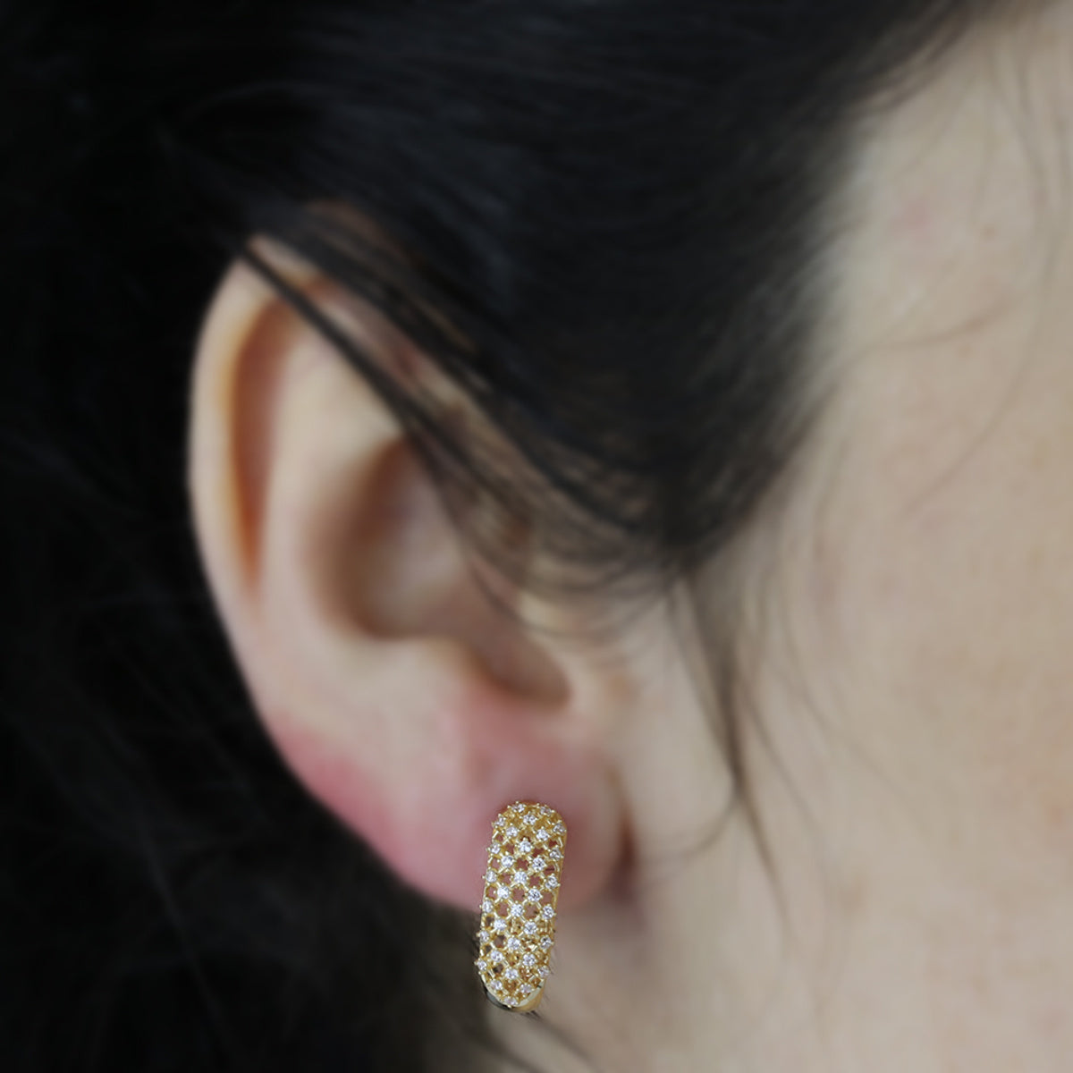 Brinco Argola Abaulada Zircônias Brancas em Ouro 18K