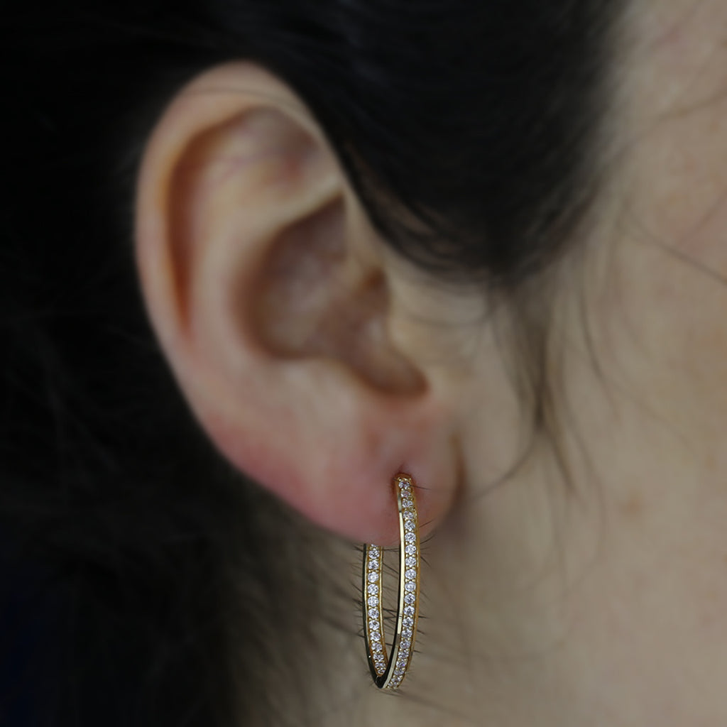 Brinco Argola Oval Zircônias Brancas em Ouro 18K