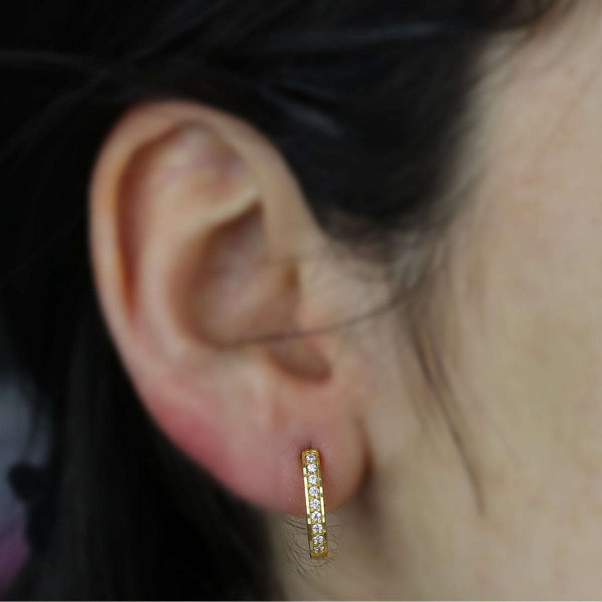 Brinco Argola Oval Zircônias Brancas em Ouro 18K