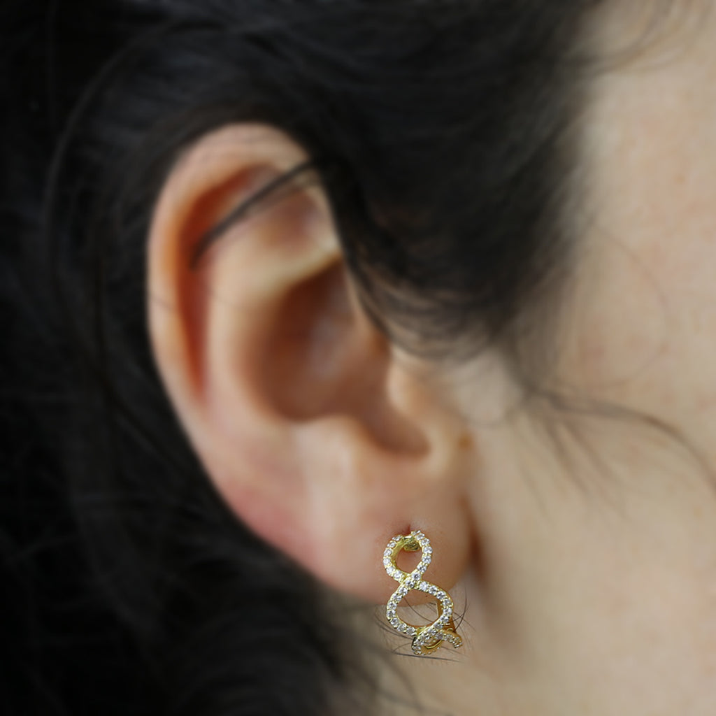 Brinco Meia Argola Fio Entrelaçado Cravejado Zircônias em Ouro 18K