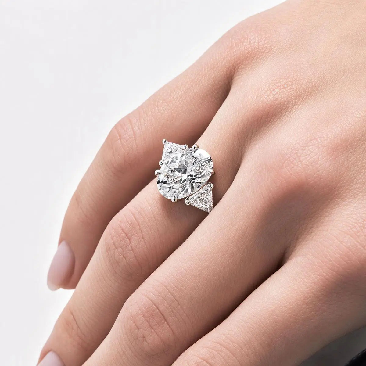 Anel de Prata 925 com Pedras Moissanite Oval 8x10mm