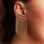 Brinco Ear Folheado a Ouro Cuff Cravejado com Franjas Lisas