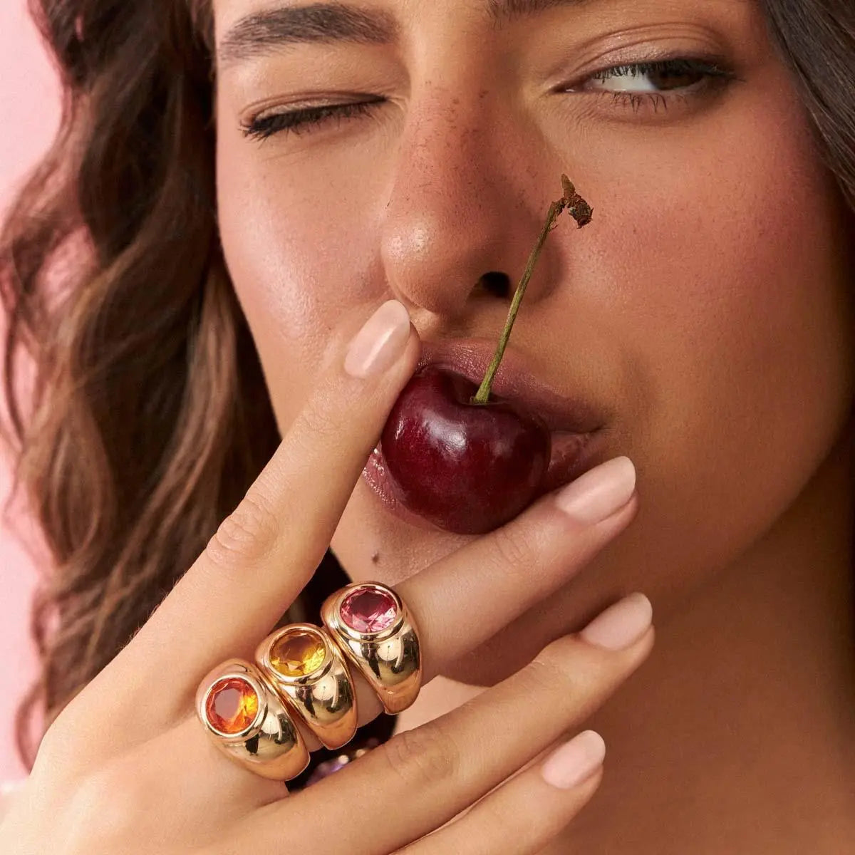 Anel Folheado a Ouro com Cristal Redondo
