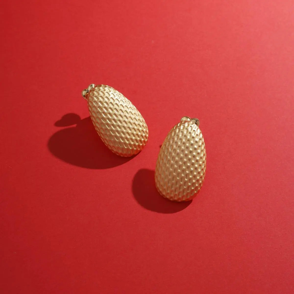 Brinco Folheado a Ouro Acetinado Oval Texturizado Acetinado