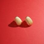 Brinco Folheado a Ouro Acetinado Oval Texturizado Liso Acetinado