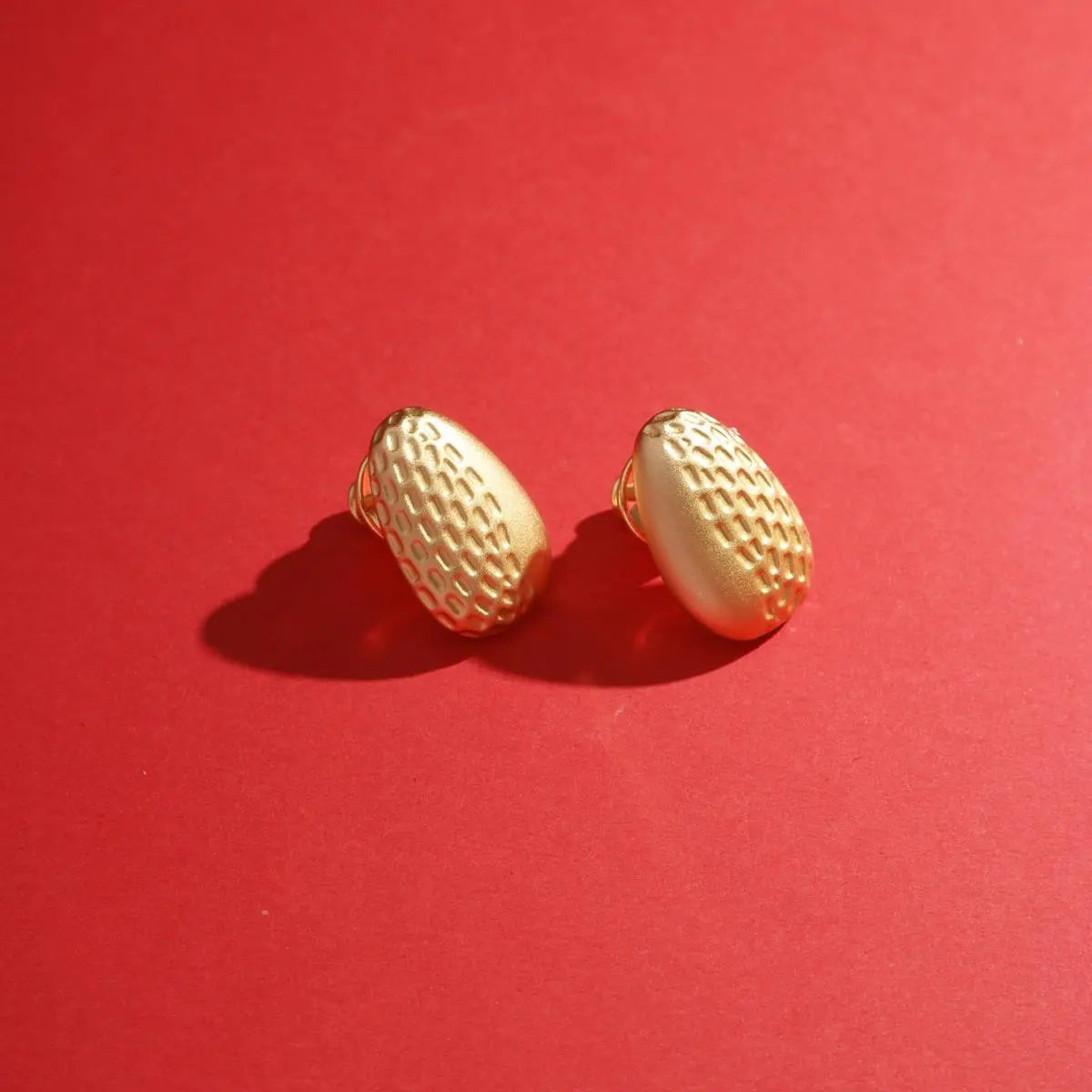 Brinco Folheado a Ouro Acetinado Oval Texturizado Liso Acetinado