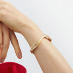 Bracelete Folheado a Ouro Curvo Texturizado e Liso