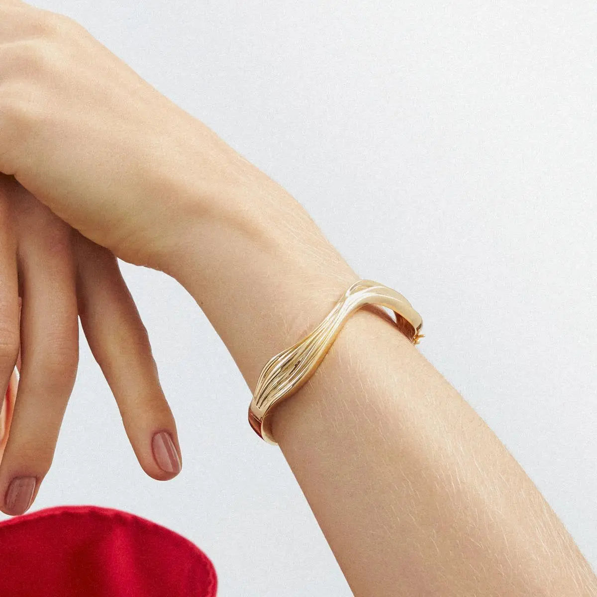 Bracelete Folheado a Ouro Curvo Texturizado e Liso